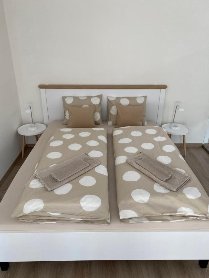 Lia Apartman - Private Parking Братислава Екстер'єр фото